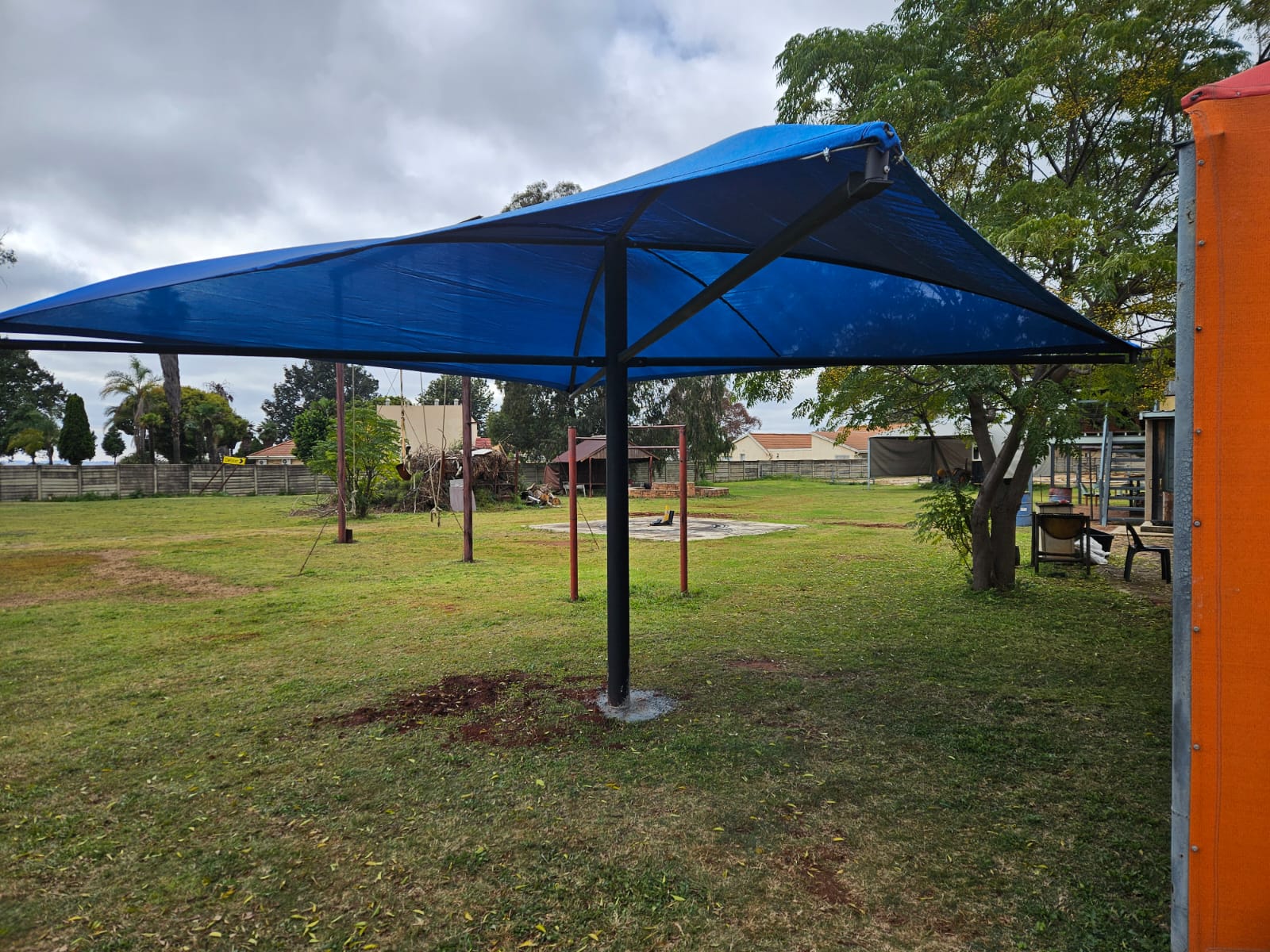 Blue freestanding shadeport installation